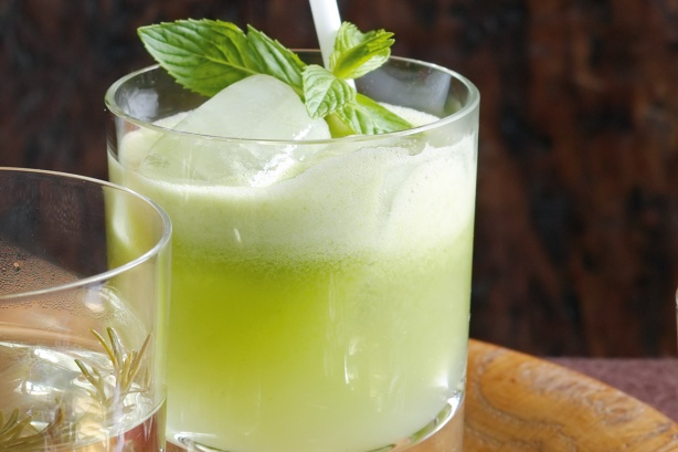 Apple, pear and spinach juice