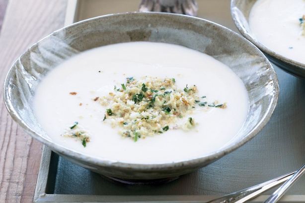 Cauliflower soup with brioche crumbs