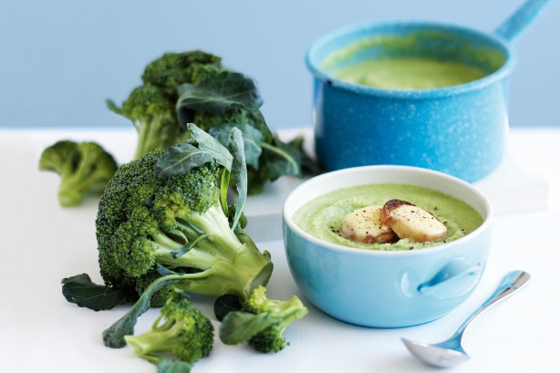 Broccoli soup with Swiss cheese toasts