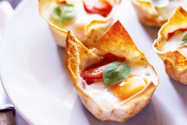 Baked eggs in bread cases