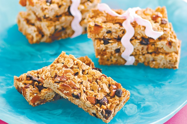 Chewy apricot and pecan muesli bars