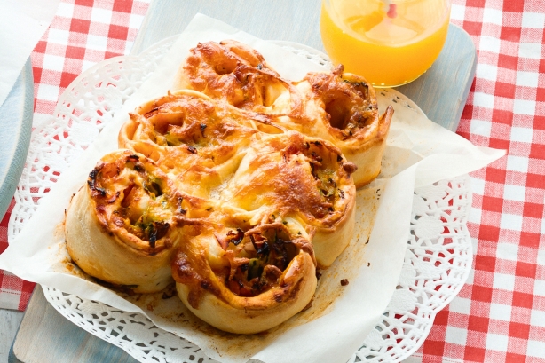 Ham and mushroom pizza scrolls