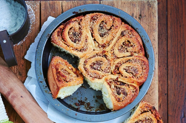 Apple, pecan & sultana scroll