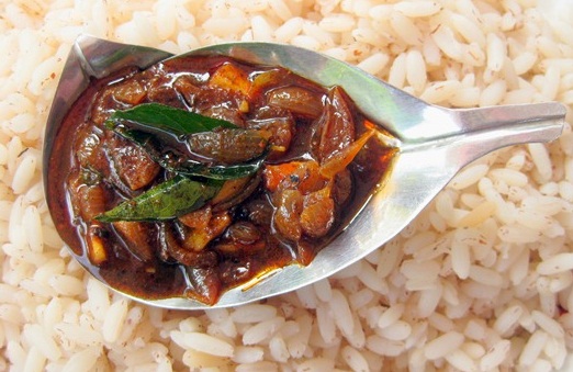 Onions in Tamarind Curry sauce